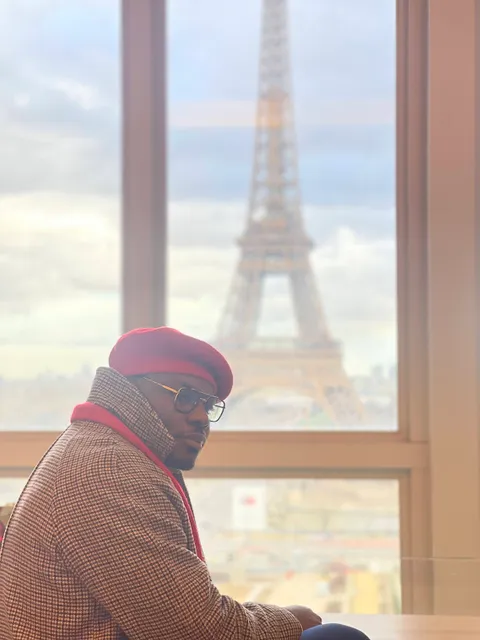 L'auteur à Paris, vue floutée de la tour Eiffel à travers une vitre