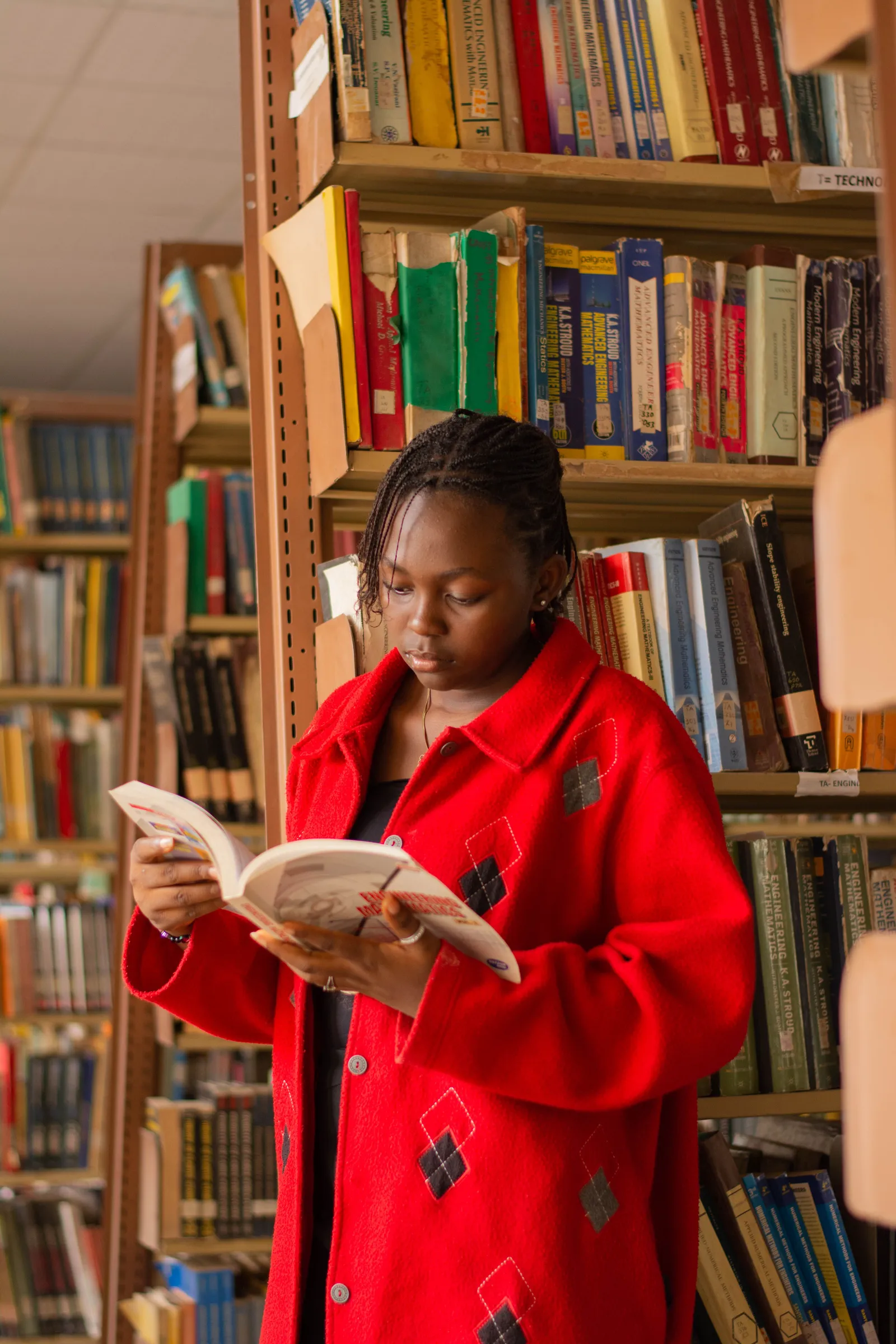 Photo générique de travail en bibliothèque, illustrative — sans lien avec le récit