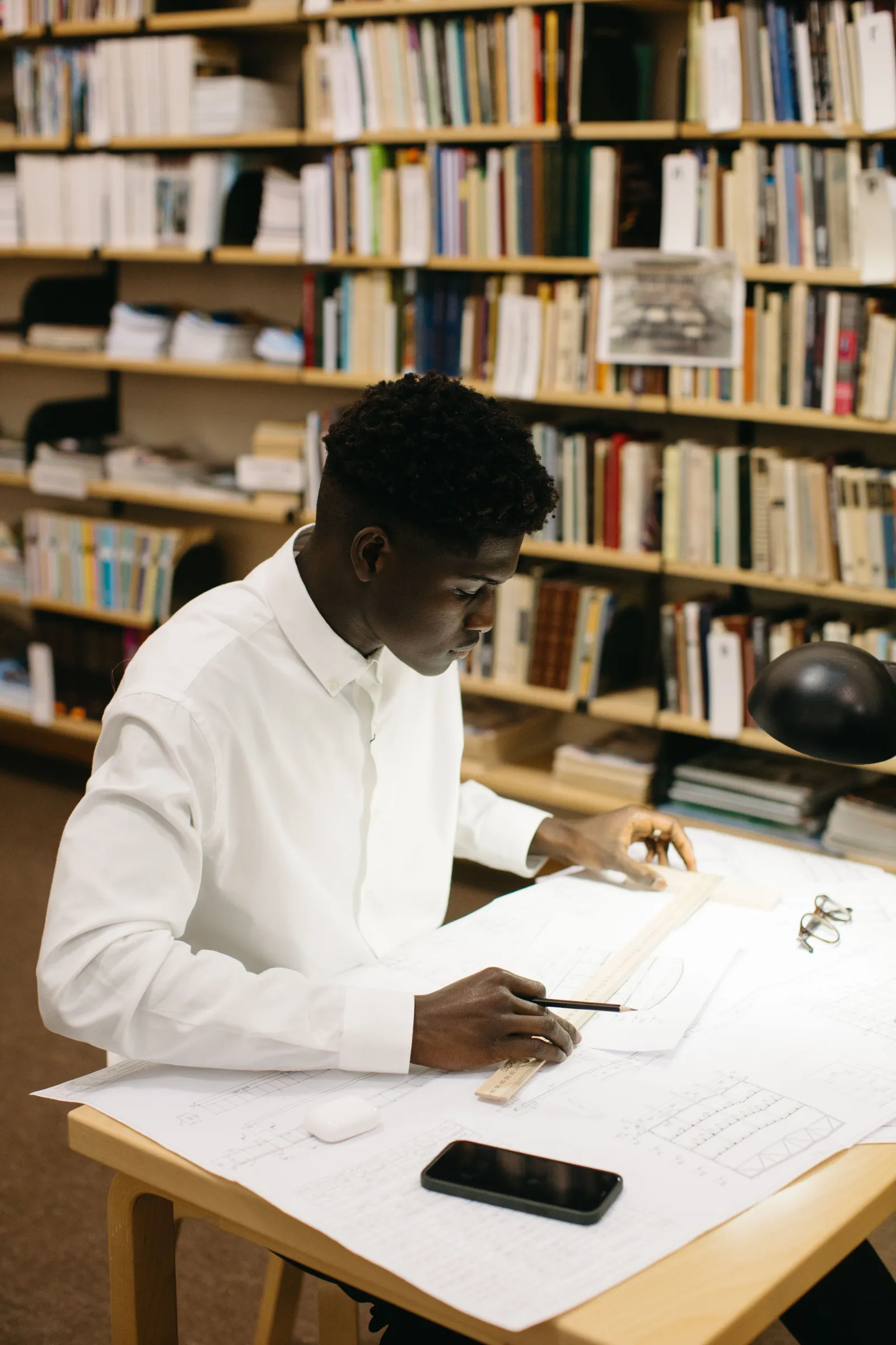 Photo générique de lecture en bibliothèque, illustrative — sans lien avec le récit
