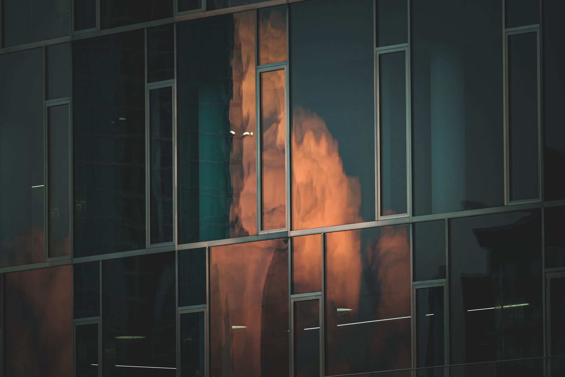 Reflet dans un miroir avec lumière, évoquant l'introspection