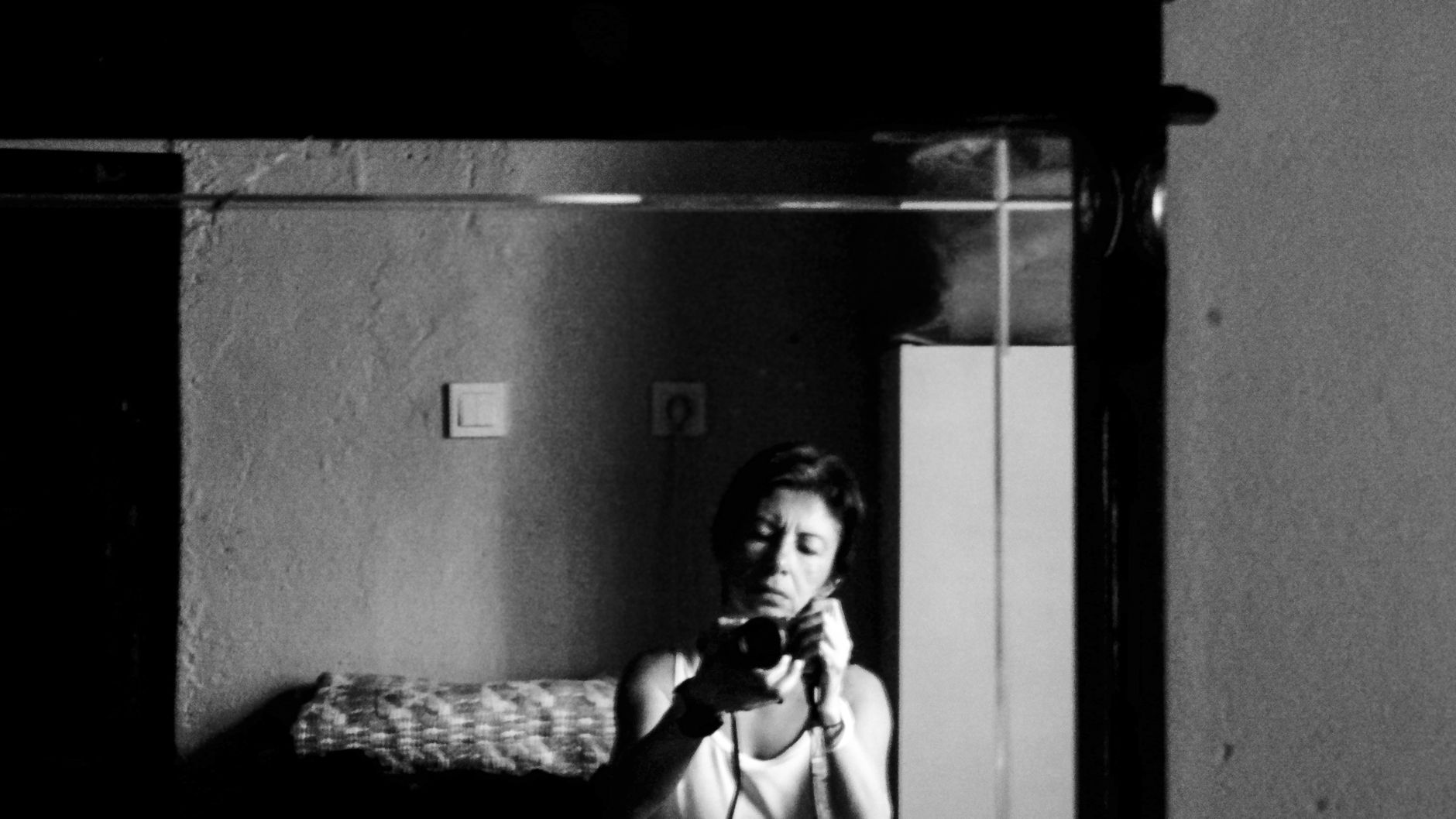 Miroir reflétant une silhouette pour l'introspection personnelle