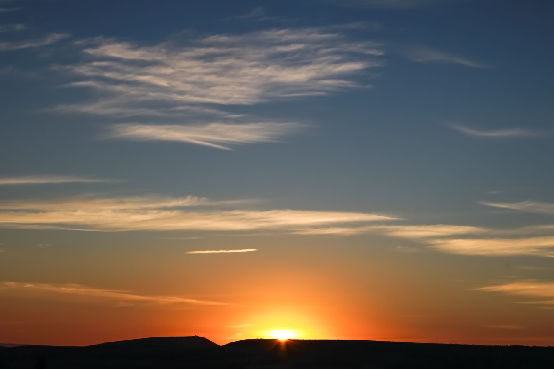 Lever de soleil sur l'horizon, symbole de la renaissance après l'épreuve