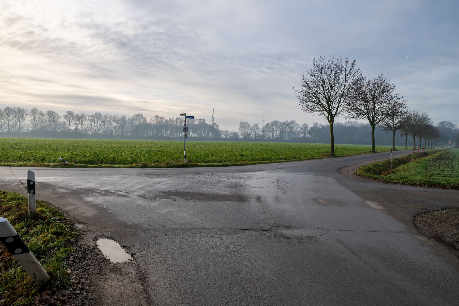 Un carrefour face à l'horizon vide illustrant l'incertitude du chemin