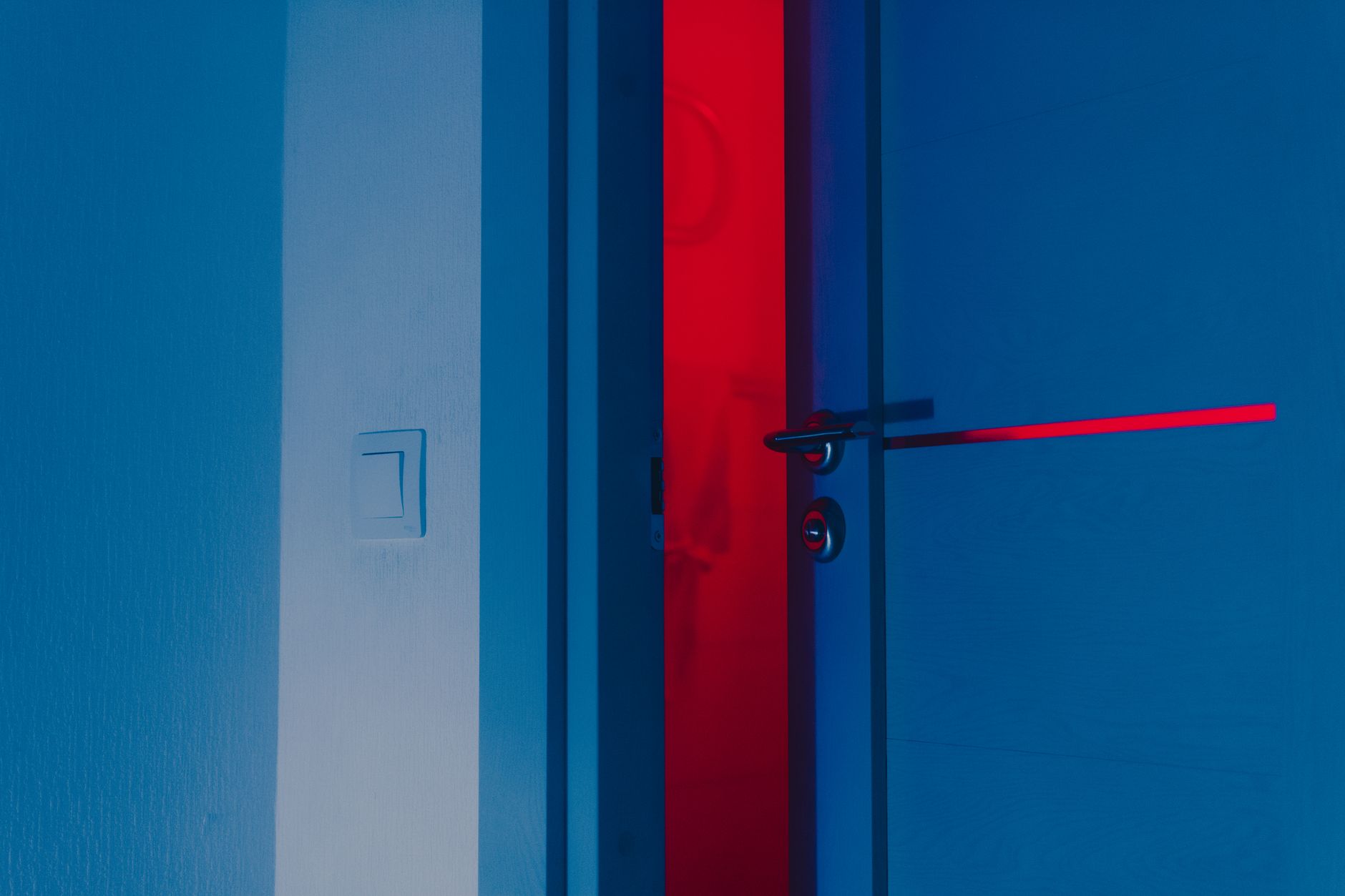 Porte sur un seuil avec transition de lumière
