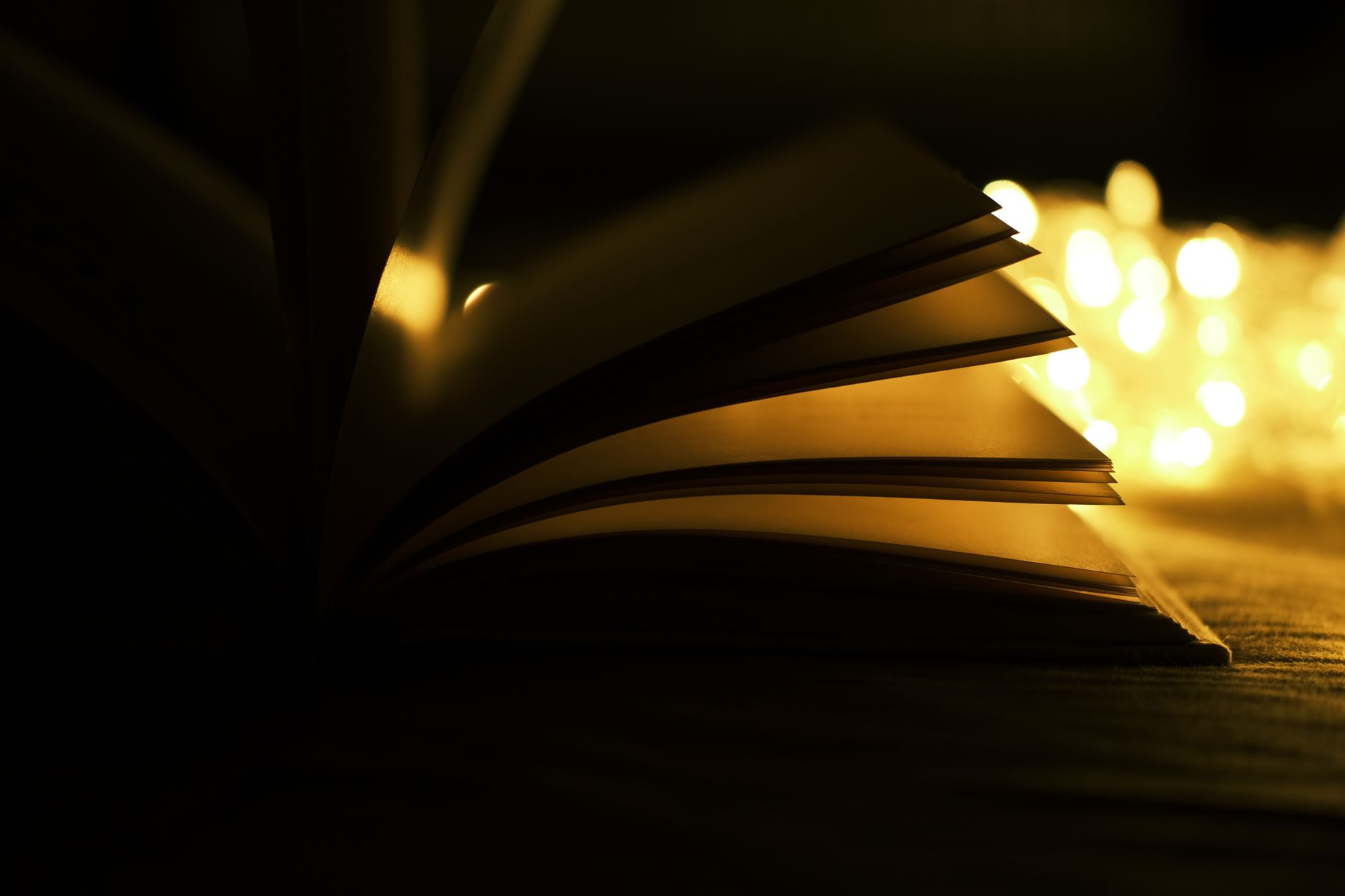 Livre ouvert avec pages lumineuses symbolisant l'ouverture narrative