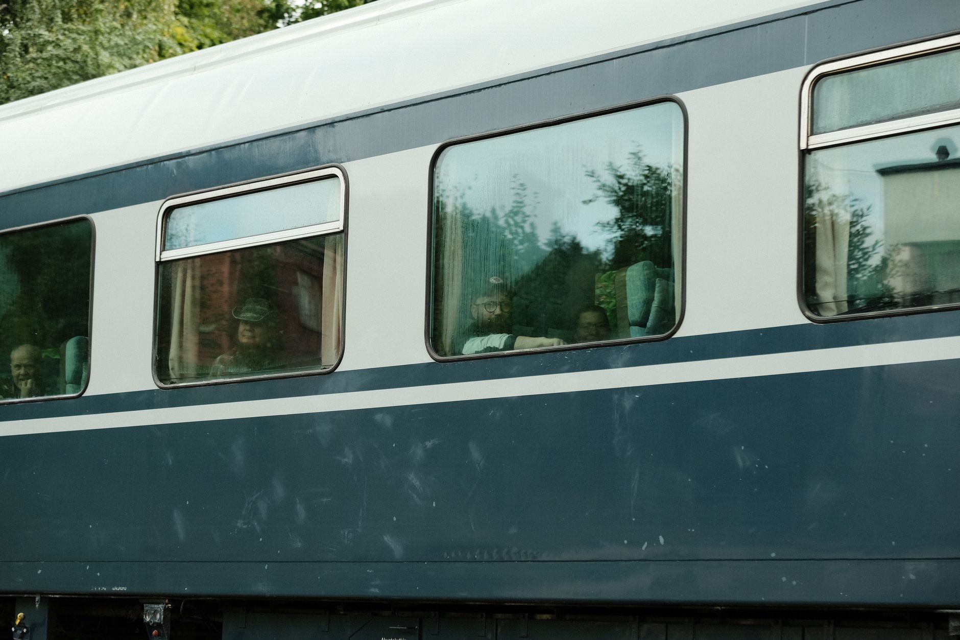 Vue depuis la fenêtre d'un train en Europe, symbole du voyage vers l'inconnu
