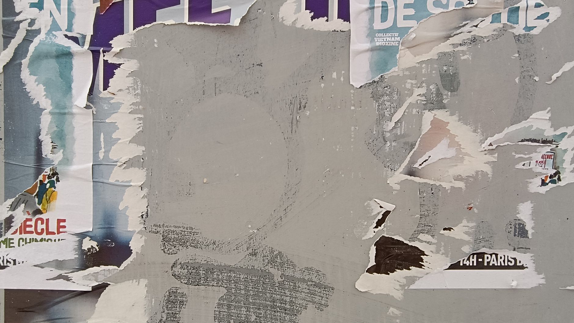 Textures de papier superposées, symbolisant les couches de vécu qui s'accumulent
