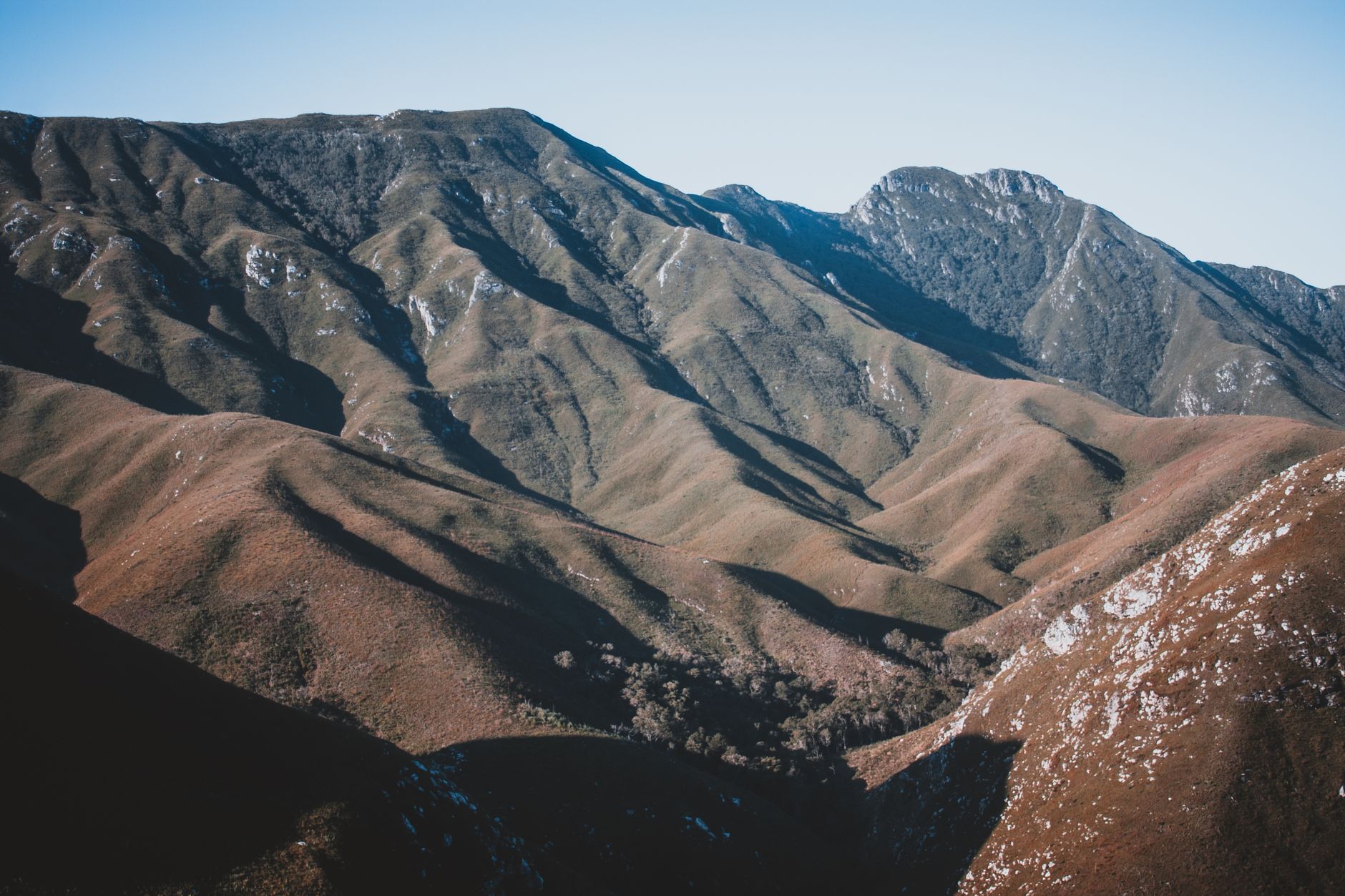Paysage de montagnes africaines au petit matin, symbole des racines de Nkongsamba