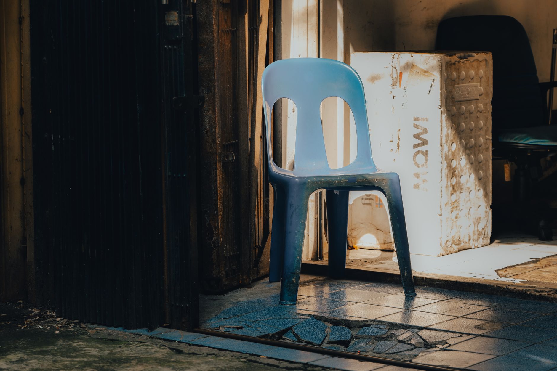 Une chaise vide dans une pièce solitaire symbolisant l'absence et l'isolement