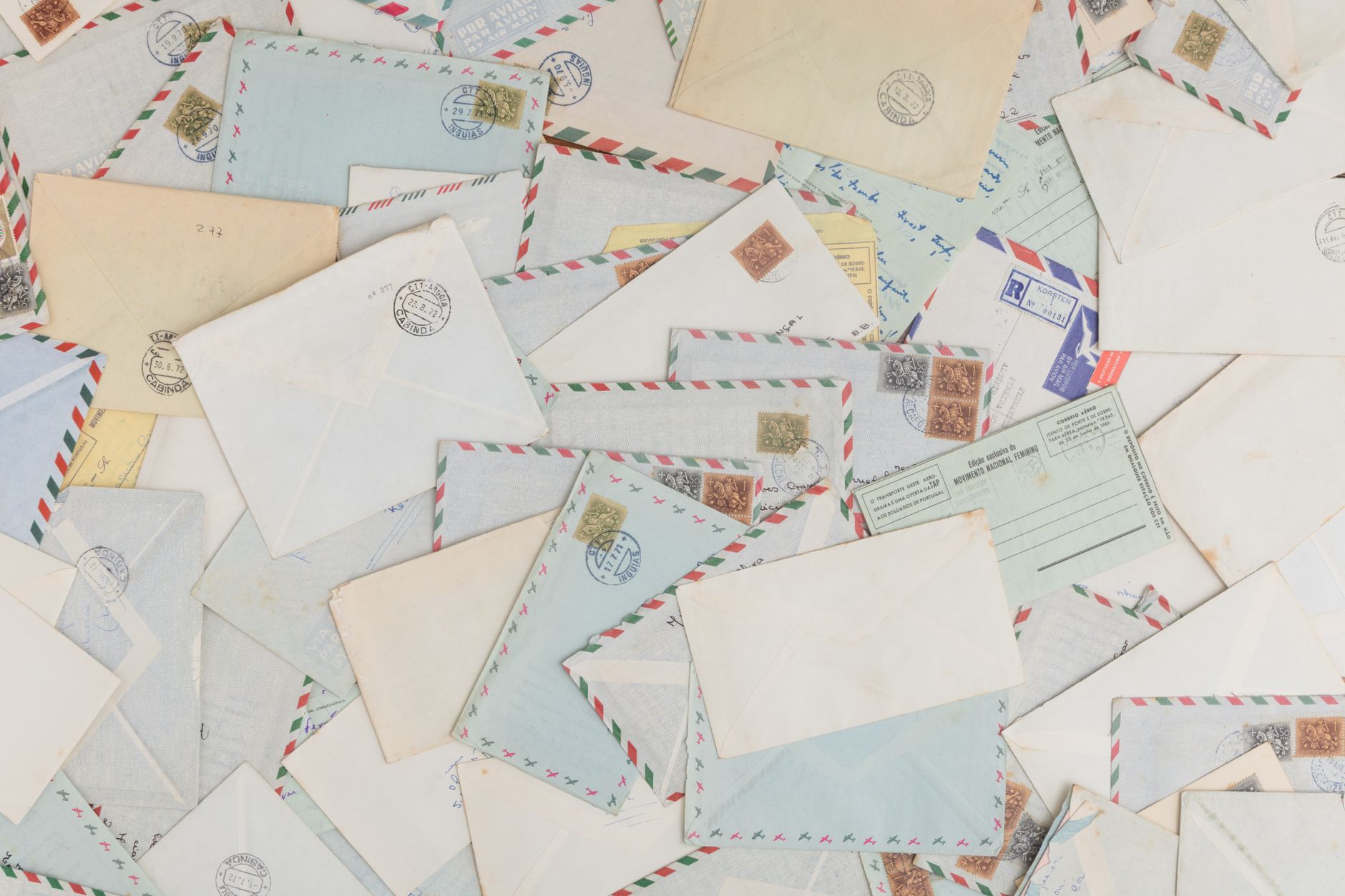 De vieilles lettres éparpillées représentant la mémoire fragmentaire