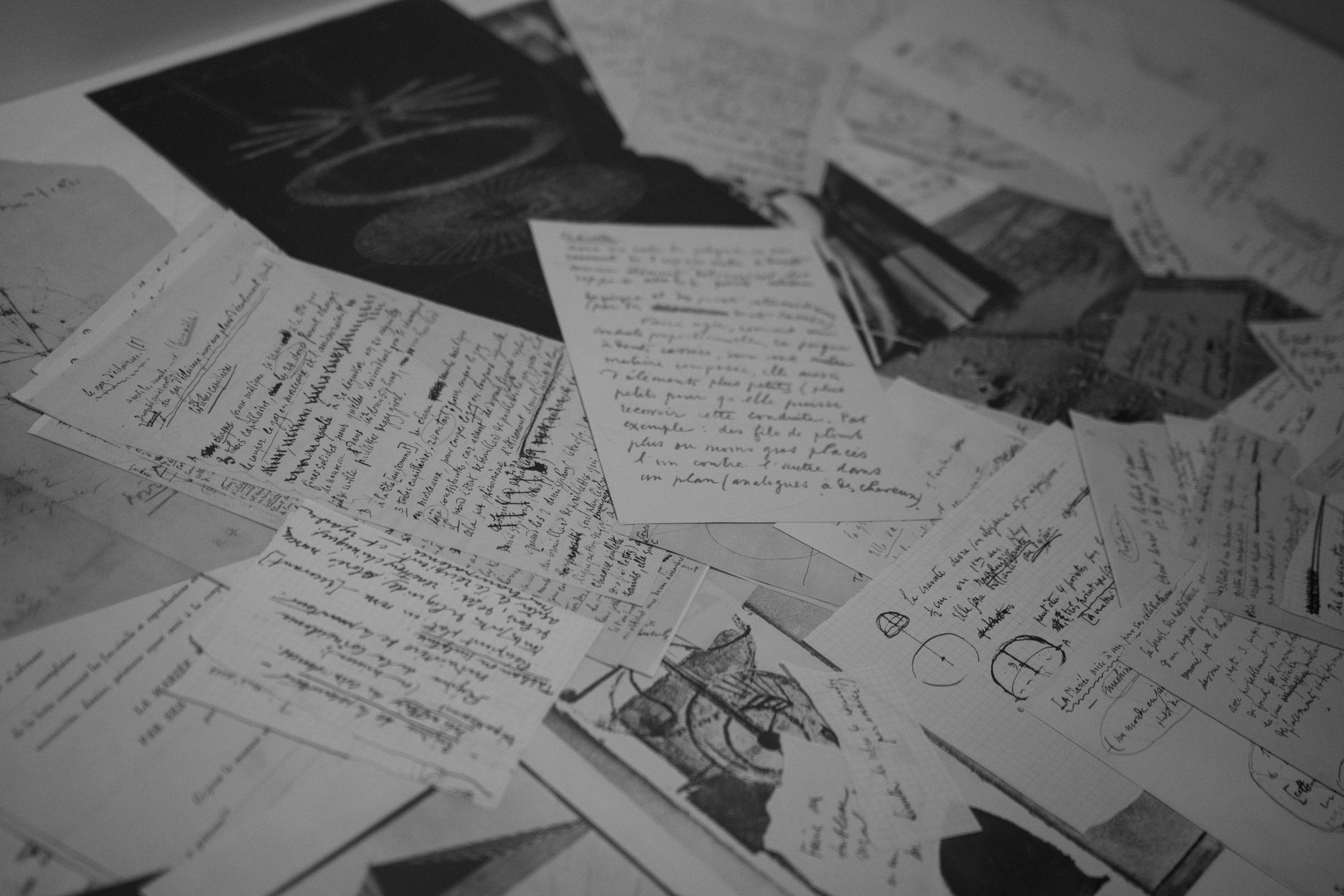 Lettres anciennes éparpillées, métaphore de la mémoire fragmentée et de l'absence